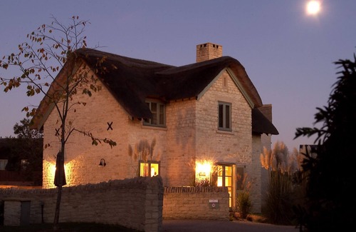 Cirencester Cottage | Moorhens - Cotswold Water Park