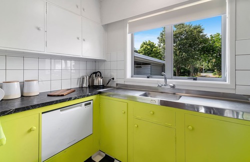 Hannahs Bay Cottage | MOORVIEW (ACROSS THE LAWN AND INTO THE LAKE WITH YOUR SUP)