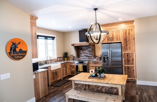 Cochrane Cottage | Moose Bottom Cottage/entire home/pet/garage