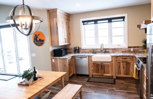 Cochrane Cottage | Moose Bottom Cottage/entire home/pet/garage