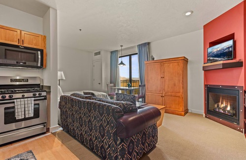 Park City Apartment | Moose Mgmt at Stillwater 3005: Mountain View-Pool-Gym-Parking-High-speed WiFi