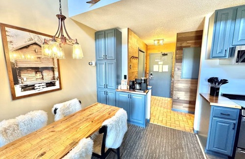 Lutsen House | Moose Mtn Retreat Ski-in out Condo Pool Hot Tub Fire Pits