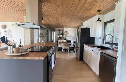 Central Alberta Cottage | MooseHaven Lake house. Hot tub + Stunning views