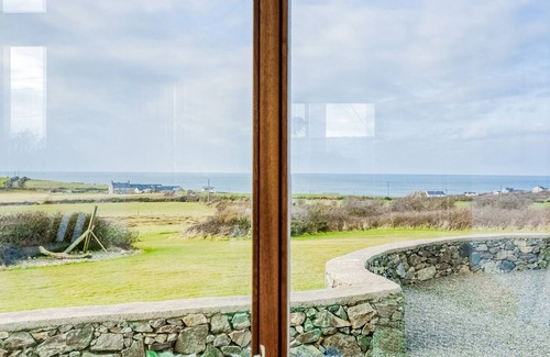 Llanfaethlu Cottage | Moranedd - sleeps 10 guests in 5 bedrooms