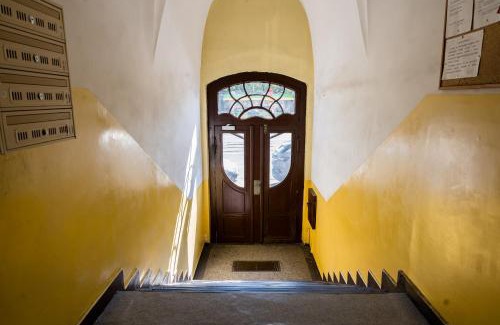 Jezyce Apartment | Most Teatralny Artistic Apartment by BookingHost