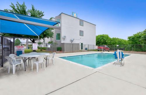 Benbrook Hotel | Motel 6-Benbrook, TX - Fort Worth