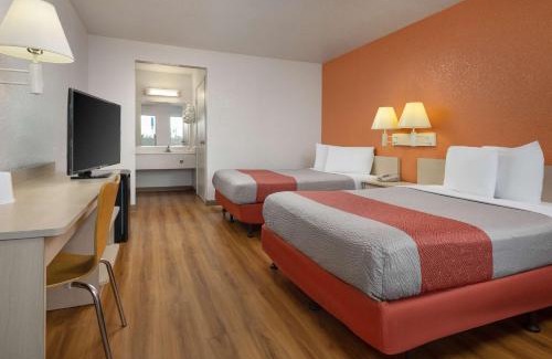 Buena Park Hotel | Motel 6-Buena Park, CA - Knotts Berry Farm - Disneyland