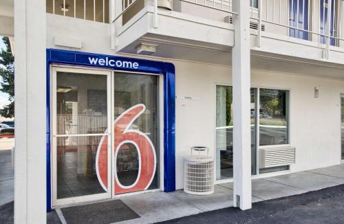 Holly Hotel | Motel 6-Everett, WA - North
