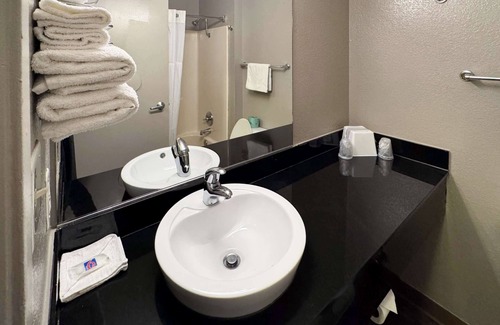 Glenview Hotel | Motel 6 Glenview, IL - Chicago North