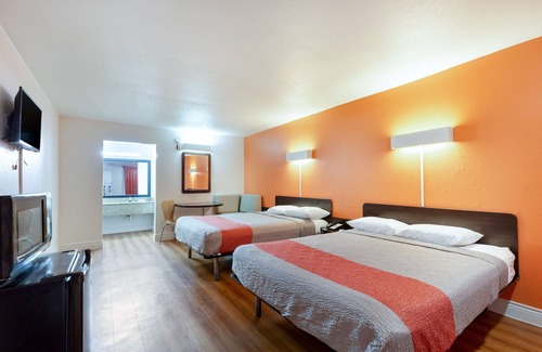 North Shore Hotel | Motel 6 Houston, TX - East