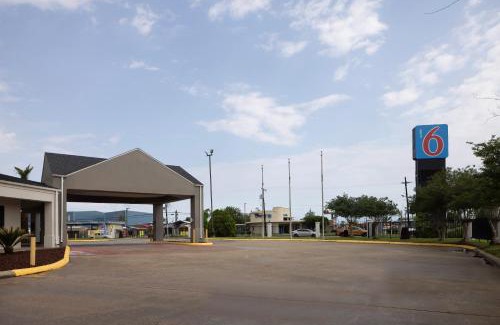 Lake Charles Hotel | Motel 6 Lake Charles, LA