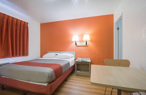North Alameda Hotel | Motel 6 – Lakewood, CO
