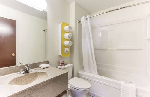 South Lethbridge Hotel | Motel 6 Lethbridge, AB