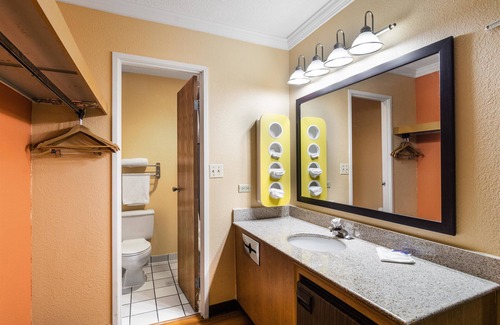 Libertyville Hotel | Motel 6 Libertyville, IL