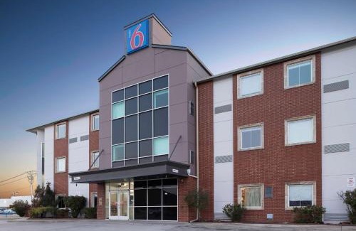 Norman Hotel | Motel 6-Norman, OK