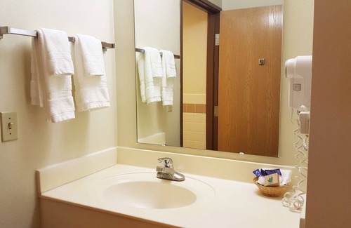 Norway Hotel | Motel 6 Norway, MI