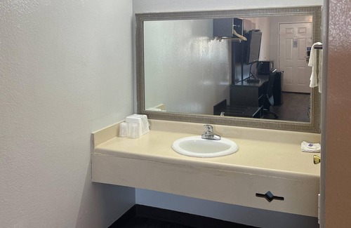 Ozark Hotel | Motel 6 Ozark, AR