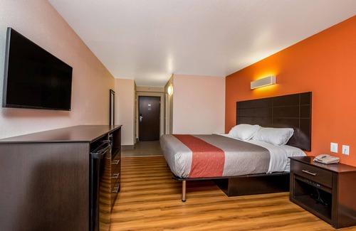 Orange Prairie Hotel | Motel 6 Peoria, IL