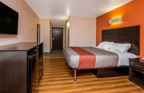 Orange Prairie Hotel | Motel 6 Peoria, IL