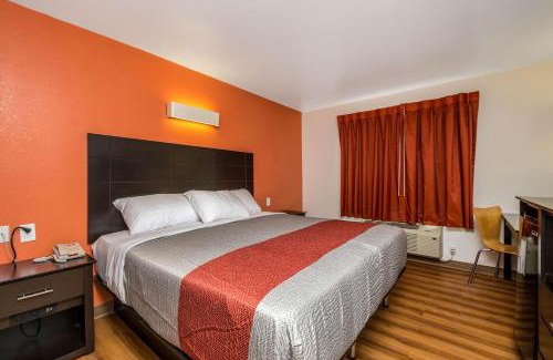 Orange Prairie Hotel | Motel 6 Peoria