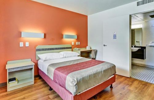 South Hills Hotel | Motel 6-Pittsburgh, PA - Crafton