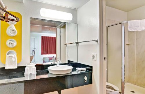 South Hills Hotel | Motel 6-Pittsburgh, PA - Crafton