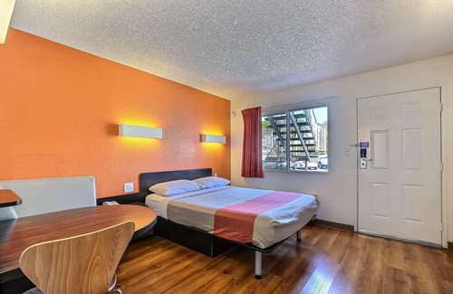 Pleasanton Hotel | Motel 6 Pleasanton, CA
