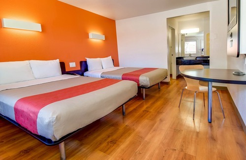 Riverside Hotel | Motel 6 Riverside, CA - UCR East
