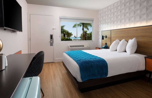 East Beach Hotel | Motel 6 Santa Barbara, CA - Beach