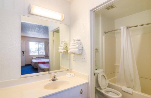 North Hills West Hotel | Motel 6 Sepulveda, CA - Los Angeles - Van Nuys - North Hills