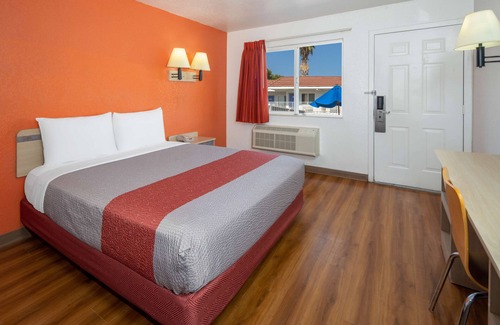 North Hills West Hotel | Motel 6 Sepulveda, CA - Los Angeles - Van Nuys - North Hills