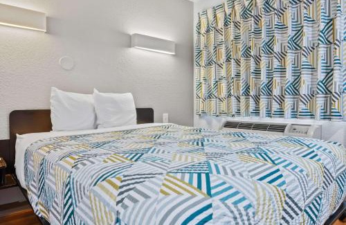 Pierpont Bay Hotel | Motel 6-Ventura, CA - Beach