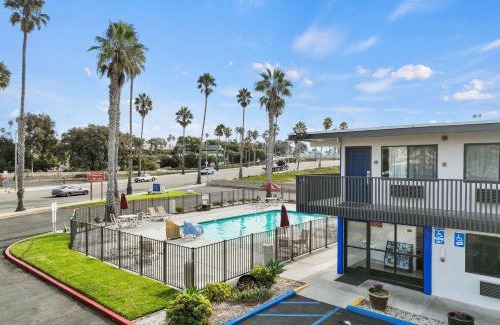 Pierpont Bay Hotel | Motel 6-Ventura, CA - Beach