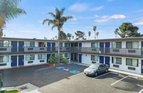 Pierpont Bay Hotel | Motel 6-Ventura, CA - Beach