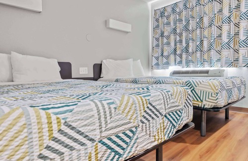 Pierpont Bay Hotel | Motel 6 Ventura, CA - Beach