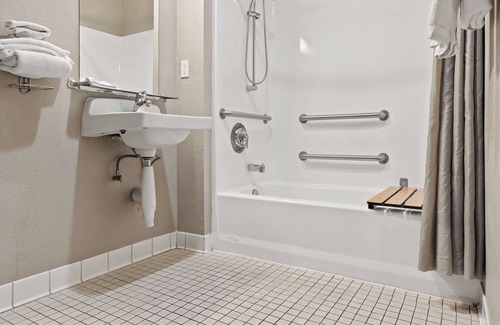 Pierpont Bay Hotel | Motel 6 Ventura, CA - Beach