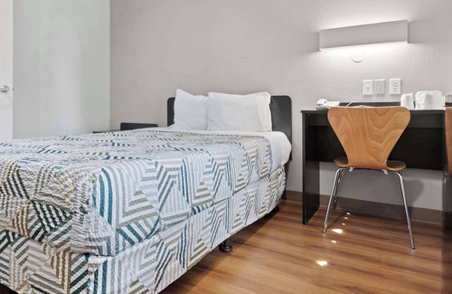 Pierpont Bay Hotel | Motel 6 Ventura, CA - Beach