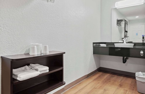 Pierpont Bay Hotel | Motel 6 Ventura, CA - Beach