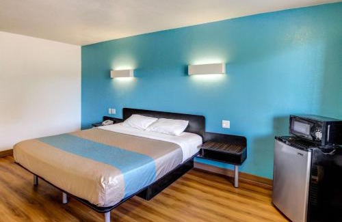 Lacy-Lakeview Hotel | Motel 6 Waco - Lacy Lakeview