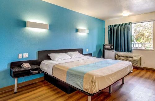 Lacy-Lakeview Hotel | Motel 6 Waco - Lacy Lakeview