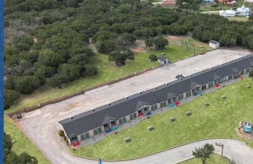 Graford Hotel | MotorBoat Inn Suite 2 Pet Friendly