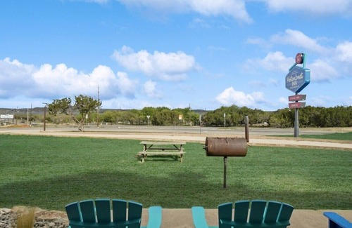 Graford Hotel | MotorBoat Inn Suite 2 Pet Friendly