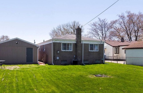 Warren Apartment | Motown Chic + Movie Lounge >15 min to Detroit