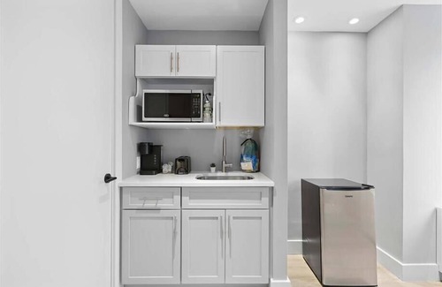 Mott Haven Hotel | Mott Haven King Suite | Gym | Kitchenette | Free Wi-Fi
