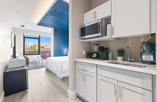 Port Morris Hotel | Mott Haven KingStudio | Kitchenette + Free WiFi