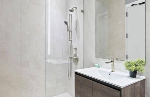 Port Morris Hotel | Mott Haven KingStudio | Kitchenette + Free WiFi