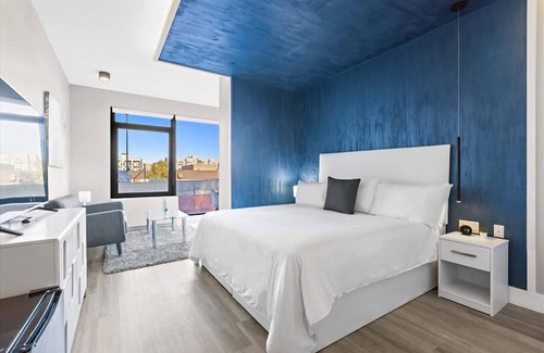 Port Morris Hotel | Mott Haven KingStudio | Kitchenette + Free WiFi