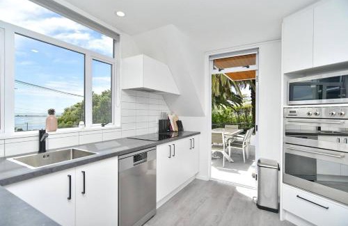 Mount Pleasant House | Mount Pleasant - Ocean Views - 3 bedroom with bathtub
