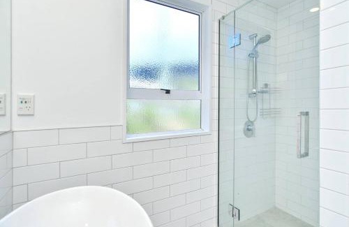Mount Pleasant House | Mount Pleasant - Ocean Views - 3 bedroom with bathtub