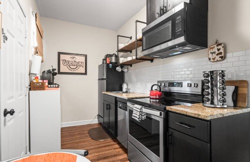 Hot Springs House | Mountain Bungalow-Walk to Downtown & pet friendly!